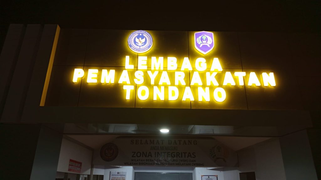 huruf lapas bahan akrilik menyala