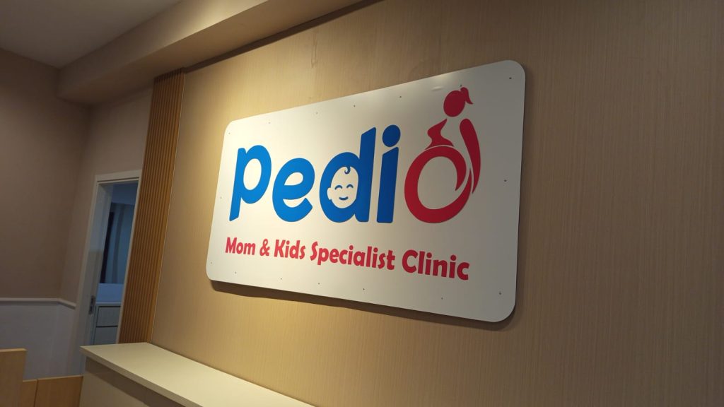papan nama clinic bahan akrilik cutting tempel di acp