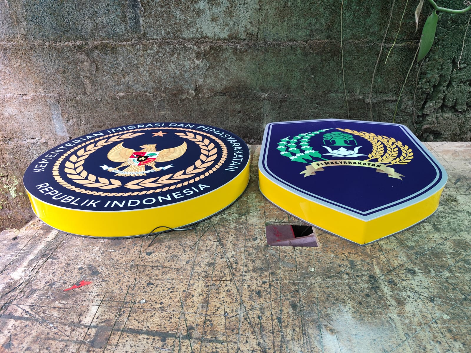 jasa pembuatan huruf timbul di manado, bahan akrilik stainless, dan galvanish