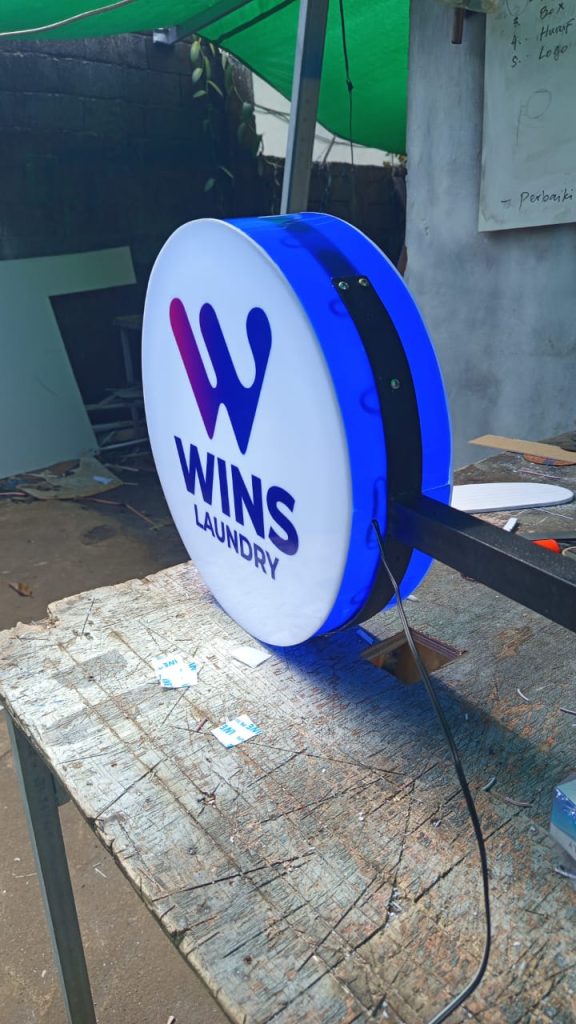 neonbox bulat manado