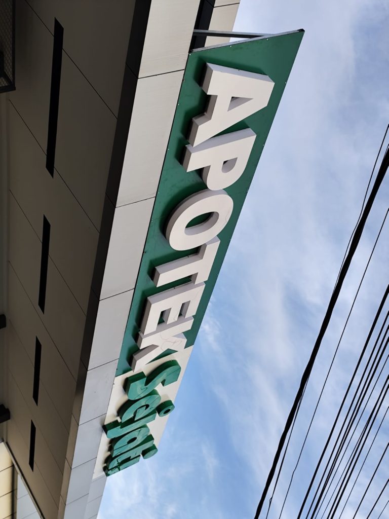 huruf timbul akrilik terdekat di manado