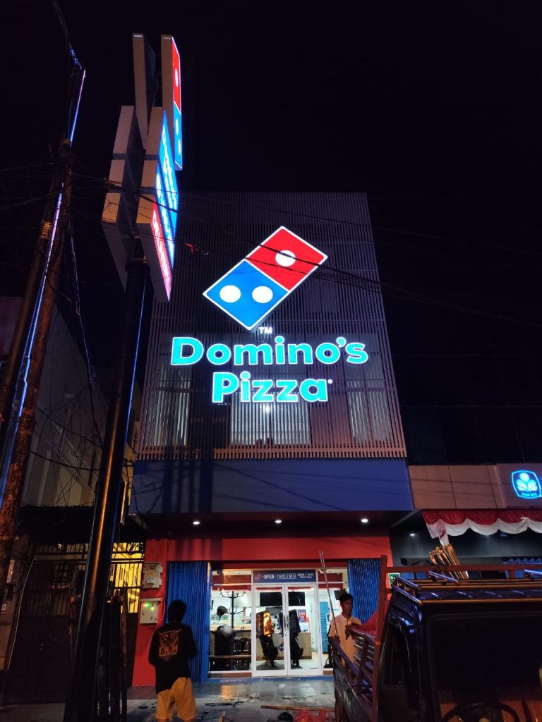 fasad dominos pizza huruf timbul dan totem